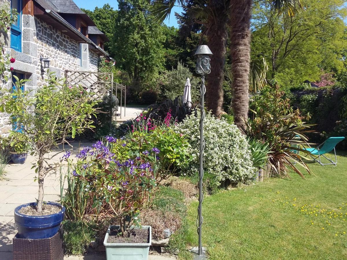 Les Petites Chapelles Bed & Breakfast Saint-Pierre-de-Plesguen Exterior photo